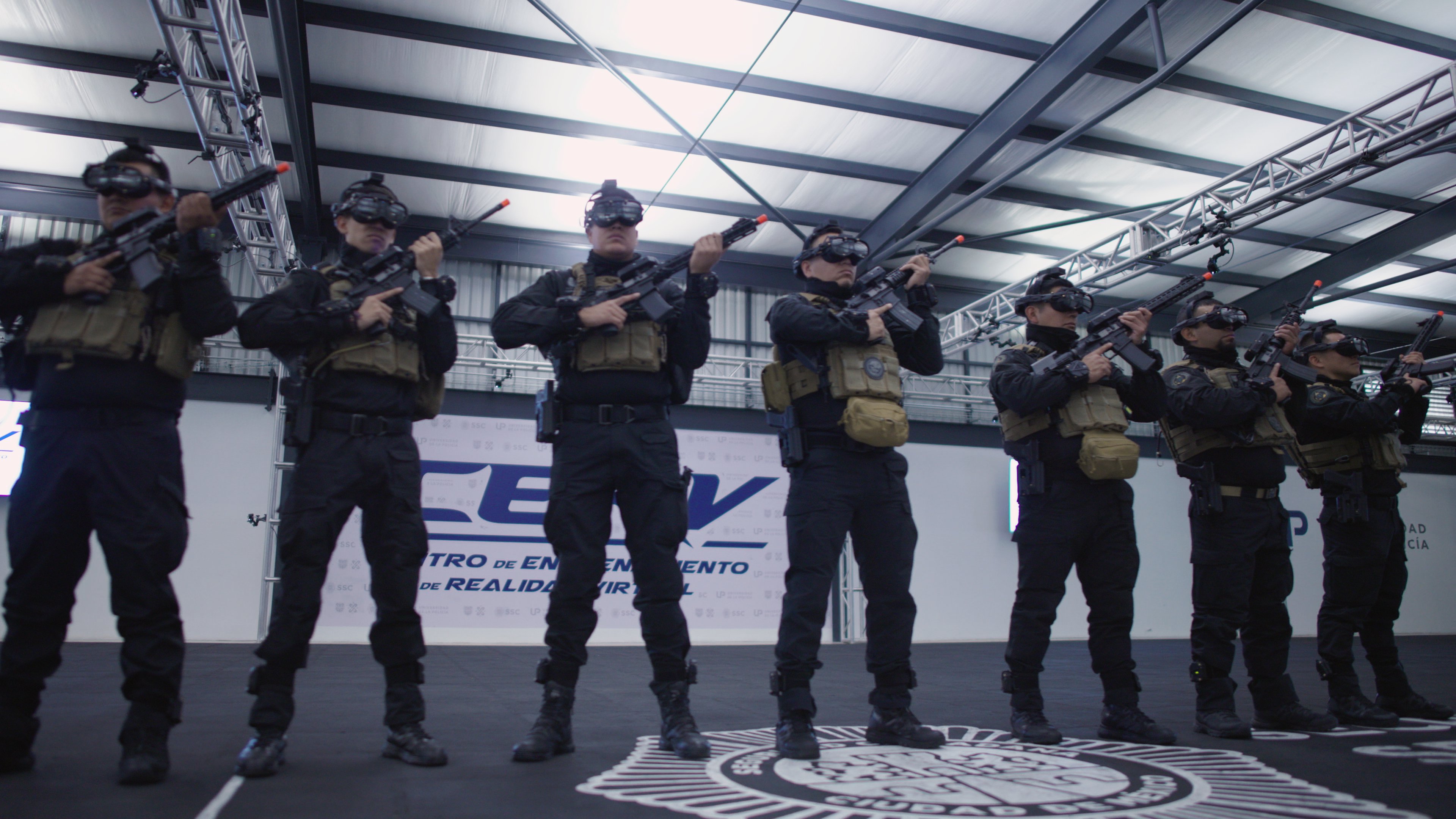 mexico city police train with virtual reality hardware and real-world police equipment