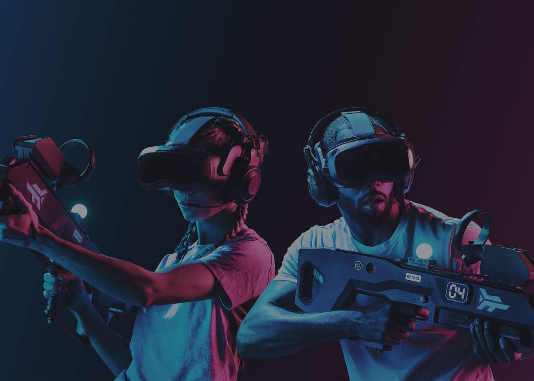 zwei Personen spielen in einer VR-Arkade